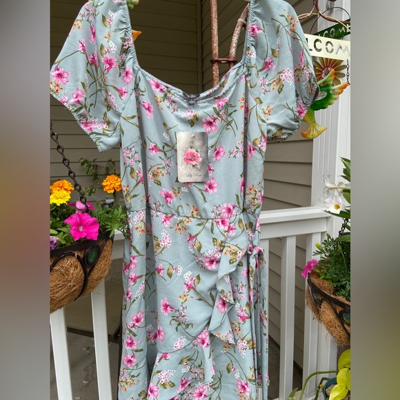 NWT Lily Rose Sz-L Beautiful, Unique, Great Design-Square Neck or Cold Shoulder - Picture 4 of 17
